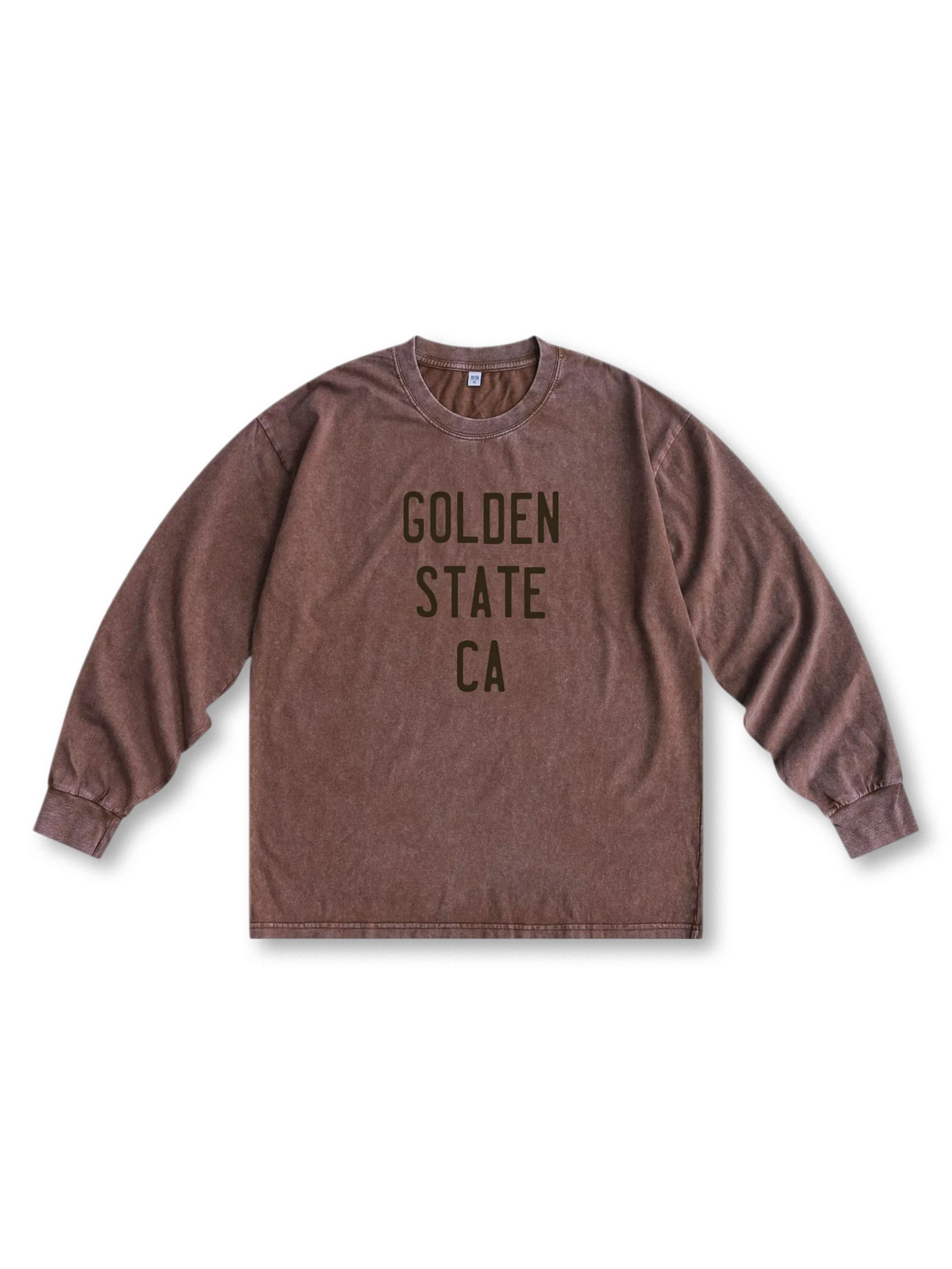 アメリカンキャンパスとストリートカルチャーに着想を得た、ウォッシュ加工とロゴデザインが特徴のヴィンテージウォッシュ長袖Tシャツ。