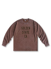 アメリカンキャンパスとストリートカルチャーに着想を得た、ウォッシュ加工とロゴデザインが特徴のヴィンテージウォッシュ長袖Tシャツ。