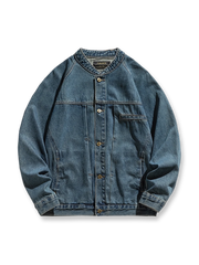 ヴィンテージウォッシュ加工とスタンドカラーが特徴のデニムジャケット。