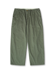 高密度竹節斜紋生地を使用し、石磨酵洗加工で風化感を出したヴィンテージ風パンツ。耐久性と快適さを兼ね備えています。