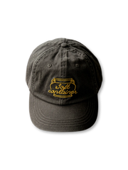 レーシングトロフィー刺繍が映えるヴィンテージ風ウォッシュドコットンキャップ