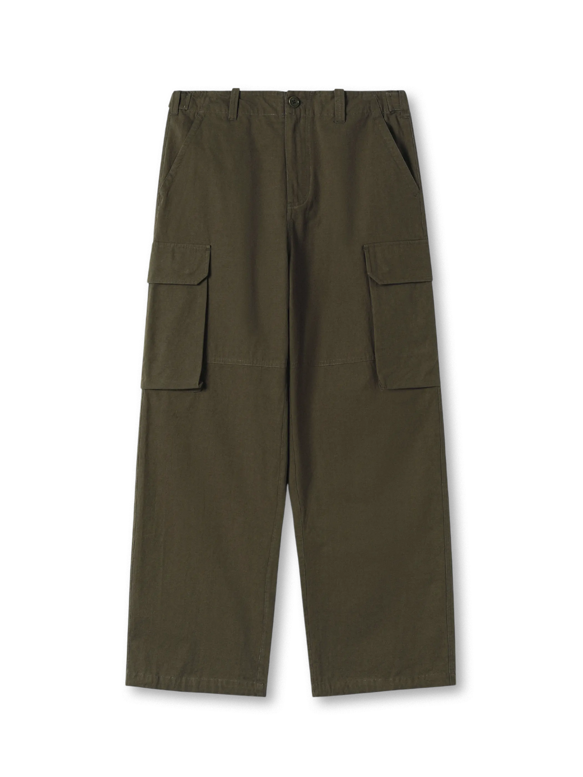 ウォッシュ加工と大容量カーゴポケットが特徴のコットンスラブカーゴパンツ