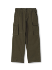 ウォッシュ加工と大容量カーゴポケットが特徴のコットンスラブカーゴパンツ