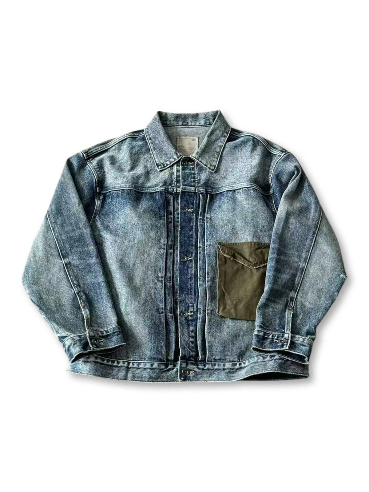 高品質デニム使用のウォッシュ加工ヴィンテージジャケット。胸ポケット付きで機能的。