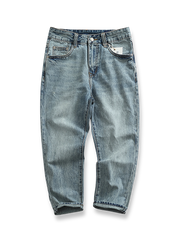 ヴィンテージ風ウォッシュ加工が施されたテーパードデニムパンツ