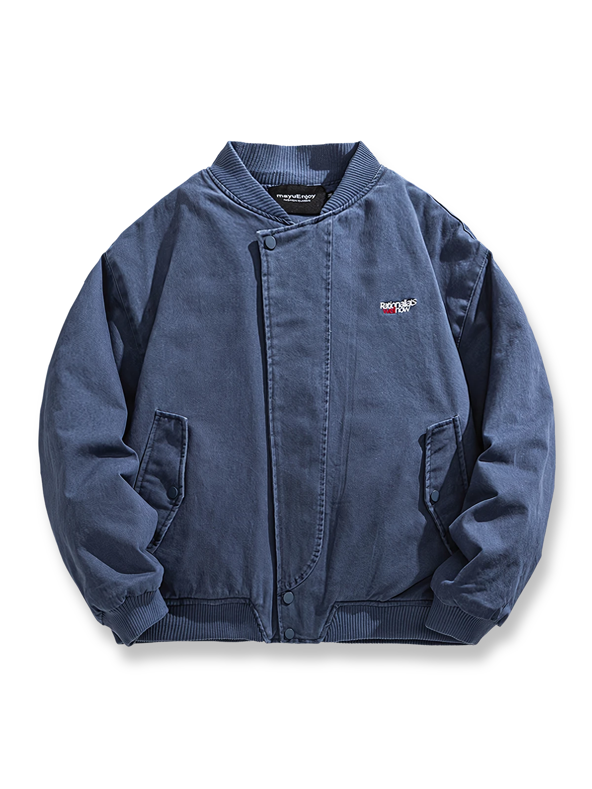 ウォッシュ加工と刺繍ロゴが特徴のデニム中綿ジャケット。フリース裏地と防風ゴム仕様付き。