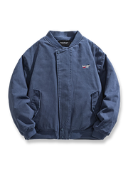 ウォッシュ加工と刺繍ロゴが特徴のデニム中綿ジャケット。フリース裏地と防風ゴム仕様付き。