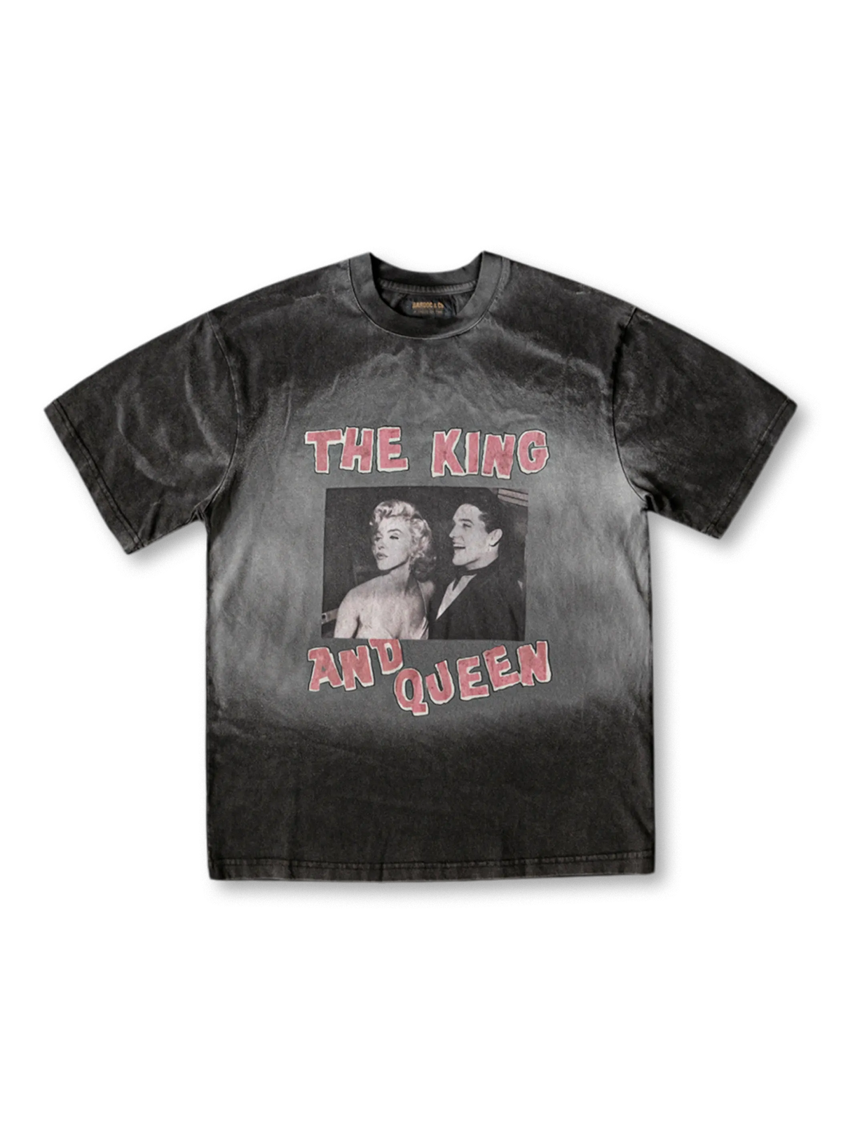 1970年代風ウォッシュ加工と直喷プリントで表現されたガルボ、モンロー、エルヴィスの夢の共演が映えるヴィンテージ風Tシャツ。