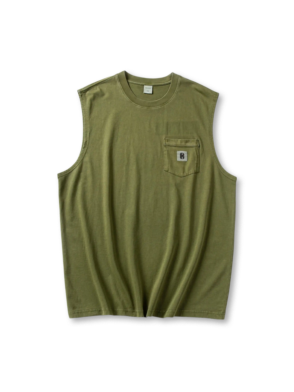 厚手コットン素材とヴィンテージウォッシュ加工が特徴のポケットベスト、広めのアームホールで快適な着心地