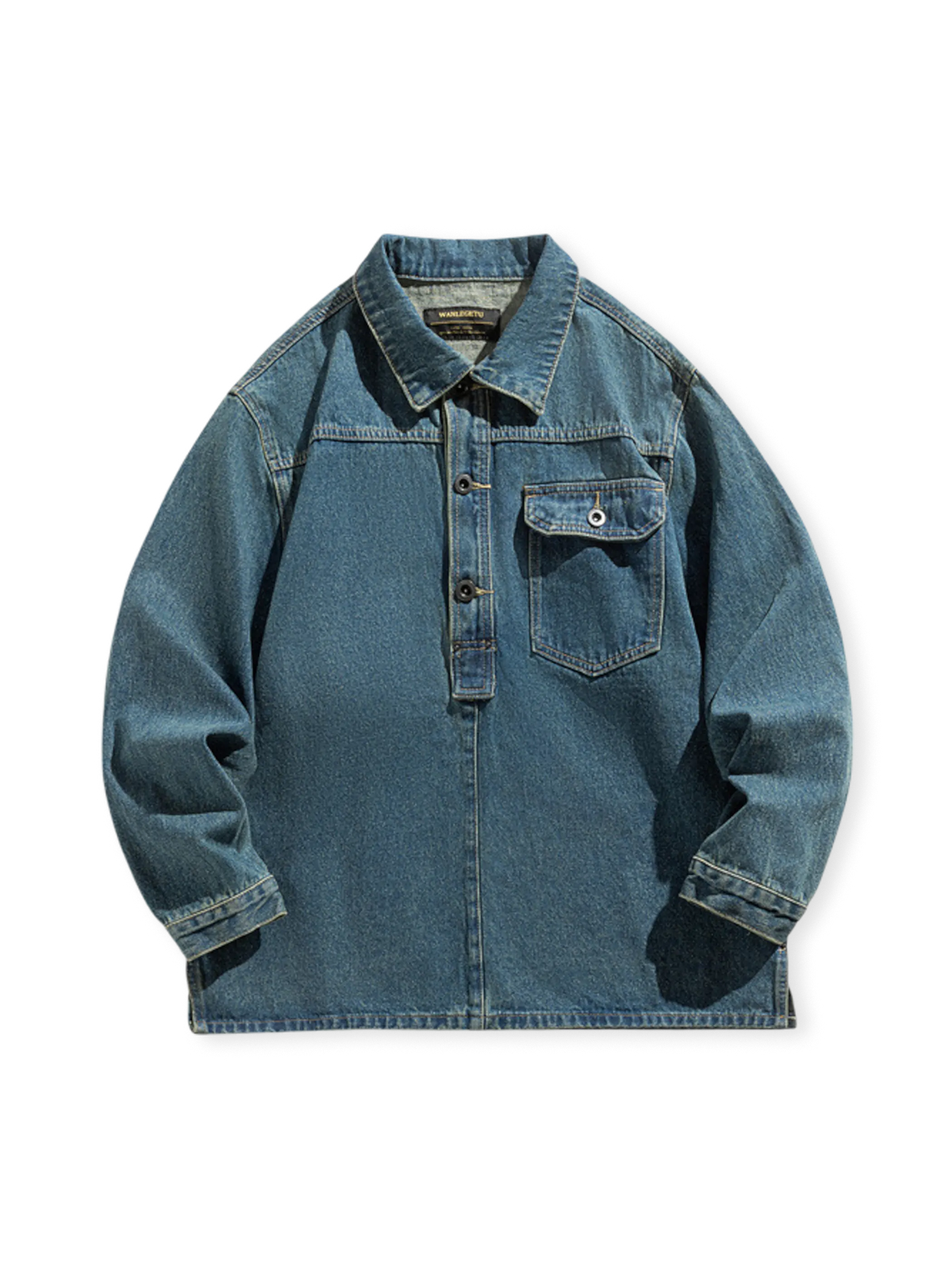 ウォッシュ加工とフラップポケットが特徴のヴィンテージ風ワークデニムジャケット。リラックスシルエットと実用性を両立。