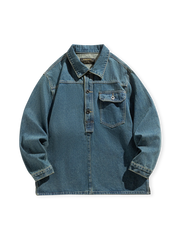 ウォッシュ加工とフラップポケットが特徴のヴィンテージ風ワークデニムジャケット。リラックスシルエットと実用性を両立。