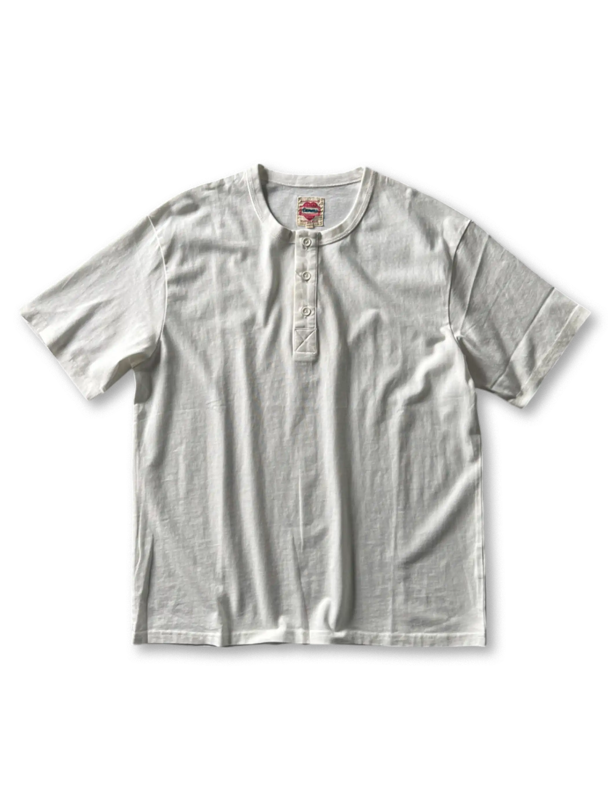 ウォッシュ加工とワークテイストが映えるヘンリーネックTシャツ