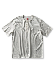ウォッシュ加工とワークテイストが映えるヘンリーネックTシャツ