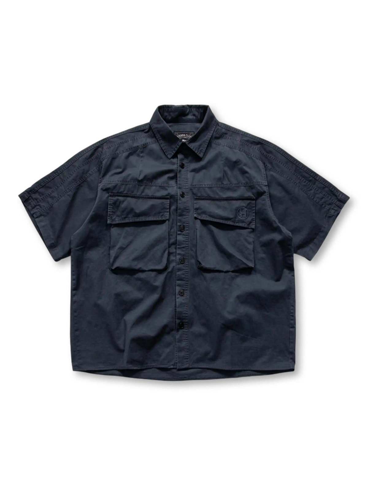 アメリカンヴィンテージ風の立体ポケットが特徴のコットンオーバーシャツ