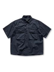 アメリカンヴィンテージ風の立体ポケットが特徴のコットンオーバーシャツ