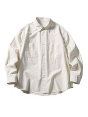 100％コットン使用のワークウェア風ダブルポケット付き長袖シャツ。ゆったりシルエットと快適なカッティングが特徴。