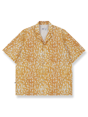 視覚錯覚プリントと通気孔付きの速乾アウトドアシャツ。