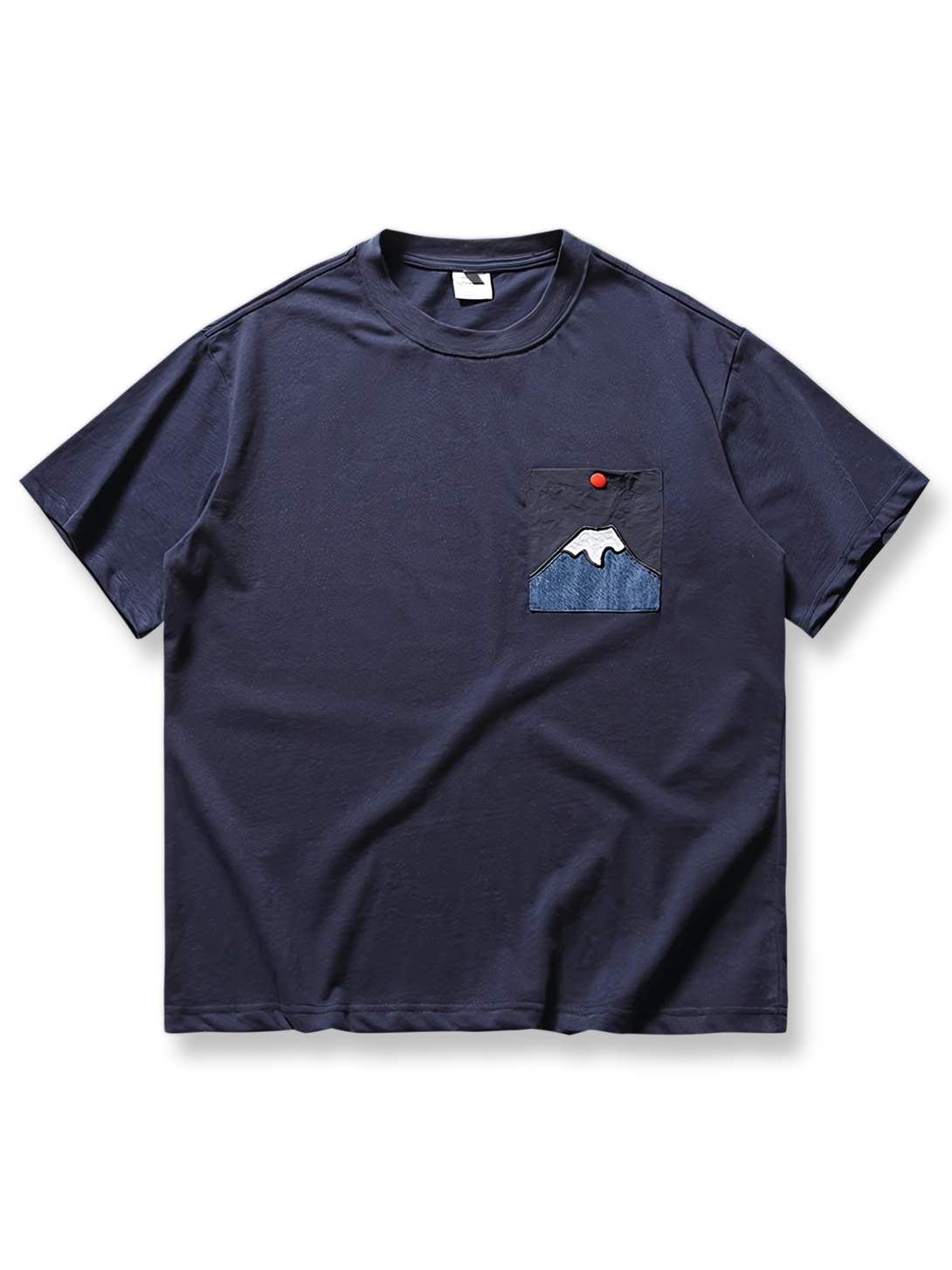 ポケットに火山を刺繍した純綿リラックスフィットTシャツ