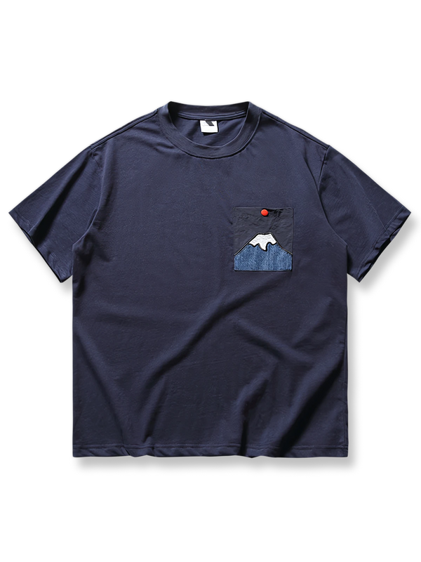ポケットに火山を刺繍した純綿リラックスフィットTシャツ