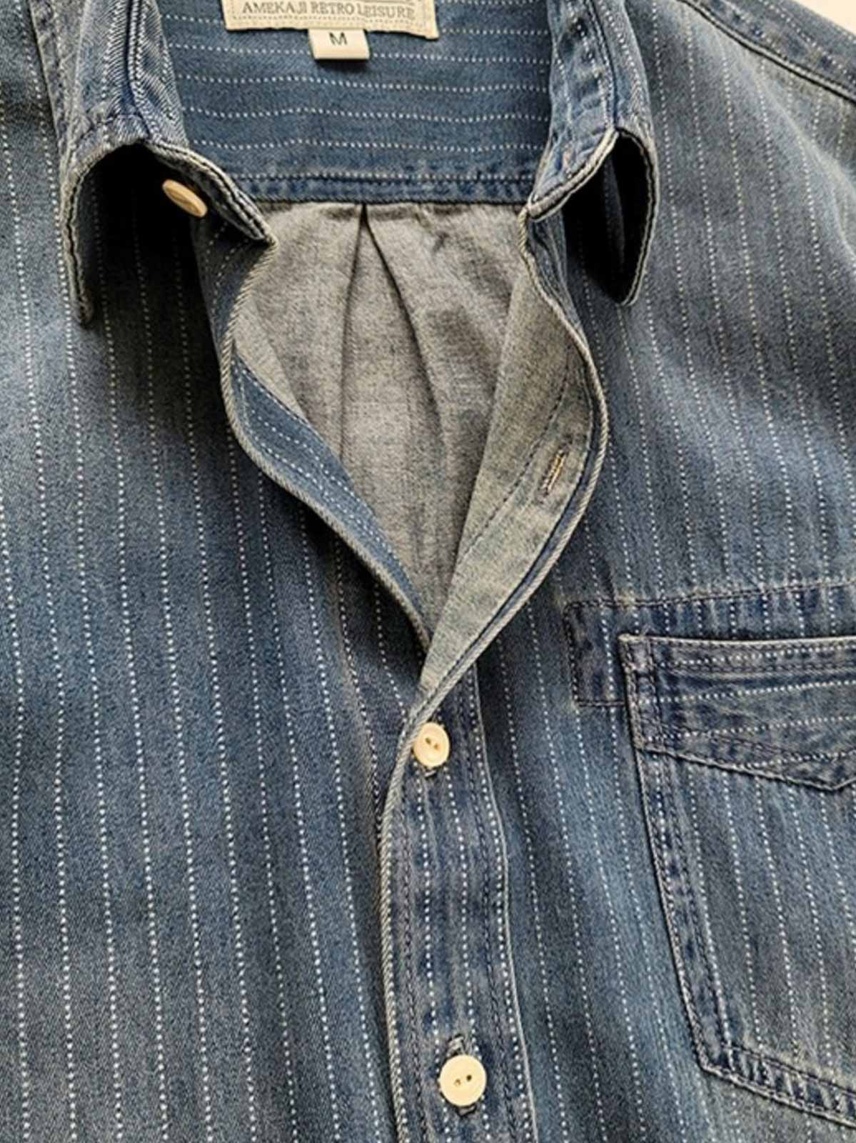 ウォッシュ加工を施したクラシックなデニム生地と緻密なストライプデザインのディテール。耐久性と洗練された印象を提供。