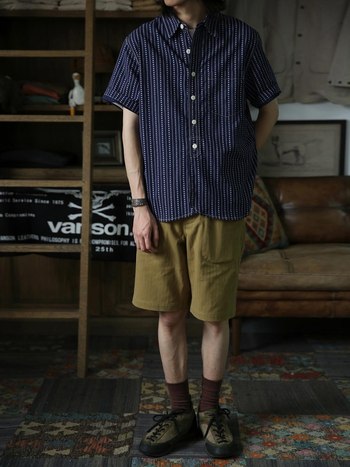 モデル画像: モデルが着用するインディゴハートパターン抜染リネンコットンWabashワークシャツの着用イメージ