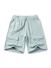 ワッフルグリッドカーゴショーツの全身ビュー、ライトブルーとカーゴポケットを強調。