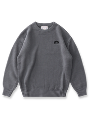 ワッフル編みの立体感が特徴のクルーネックセーター。