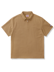 ワッフル生地の凹凸とハーフジップが特徴のポロシャツ