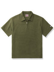 ワッフル生地の凹凸とハーフジップが特徴のルーズシルエットポロシャツ。