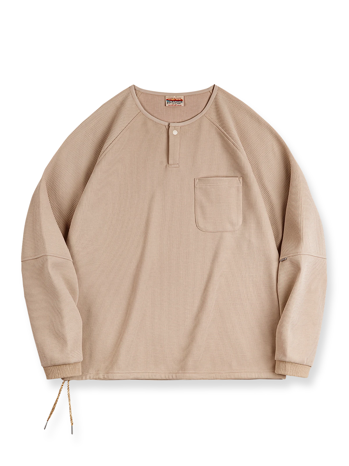 立体感のあるワッフル編み素材を採用したヘンリーネックシャツの全体画像。ヴィンテージ感あふれるY字型ボタン付きデザインが特徴で、日常のカジュアルコーデやレイヤードスタイルにも最適。

詳細画像
幾何学模様のワッフル編みテクスチャー、袖口のリブディテール、裾のドローストリングデザインを強調したクローズアップ画像。ラグランスリーブと切り替えデザインが動きと立体感を演出。