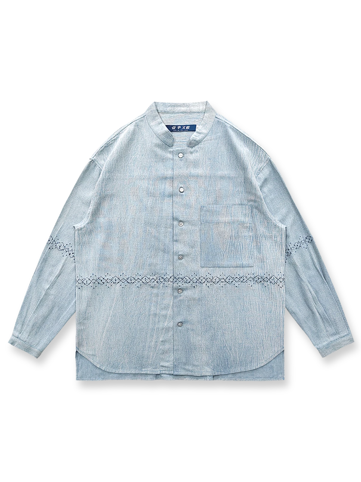 ウォッシュ加工と刺し子刺繍が特徴のスタンドカラーデニムシャツ。