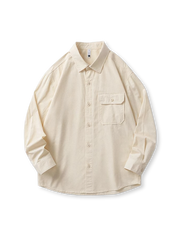 ウォッシュドバティック加工のムラ感とスタンダードフィットが特徴のコットン長袖シャツの全体像。