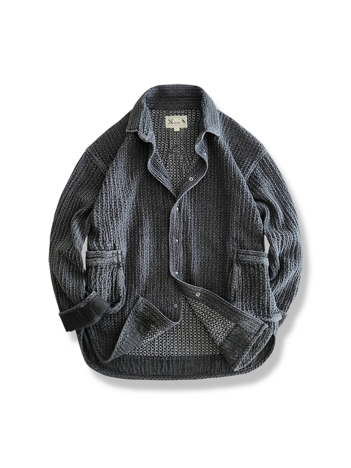 Altテキスト
ウォッシュドブラックの脱色加工が施されたゆったりシルエットのシャツジャケット。