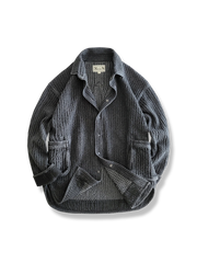 Altテキスト
ウォッシュドブラックの脱色加工が施されたゆったりシルエットのシャツジャケット。