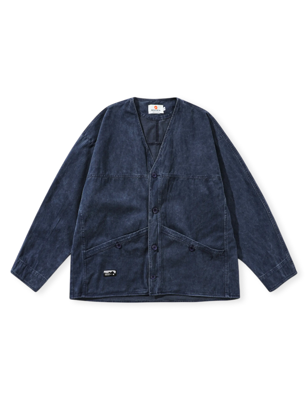 ウォッシュブルー染めのVネックデニムジャケット。柔らかい混紡素材とボタンフロント、ルーズシルエットが特徴。