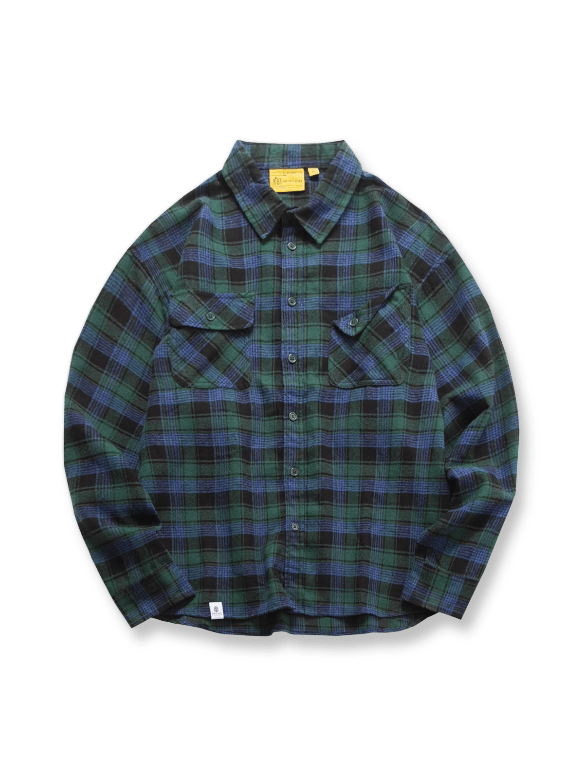 ブラッシング加工の柔らかい混紡素材とヴィンテージチェック柄、小ぶりな襟とフラップポケットが特徴の長袖シャツの全体像。