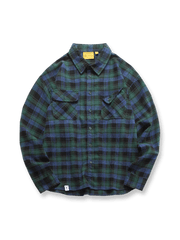 ブラッシング加工の柔らかい混紡素材とヴィンテージチェック柄、小ぶりな襟とフラップポケットが特徴の長袖シャツの全体像。