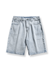 ウォッシュ加工で色落ち感を出したカジュアルデニムショーツ。