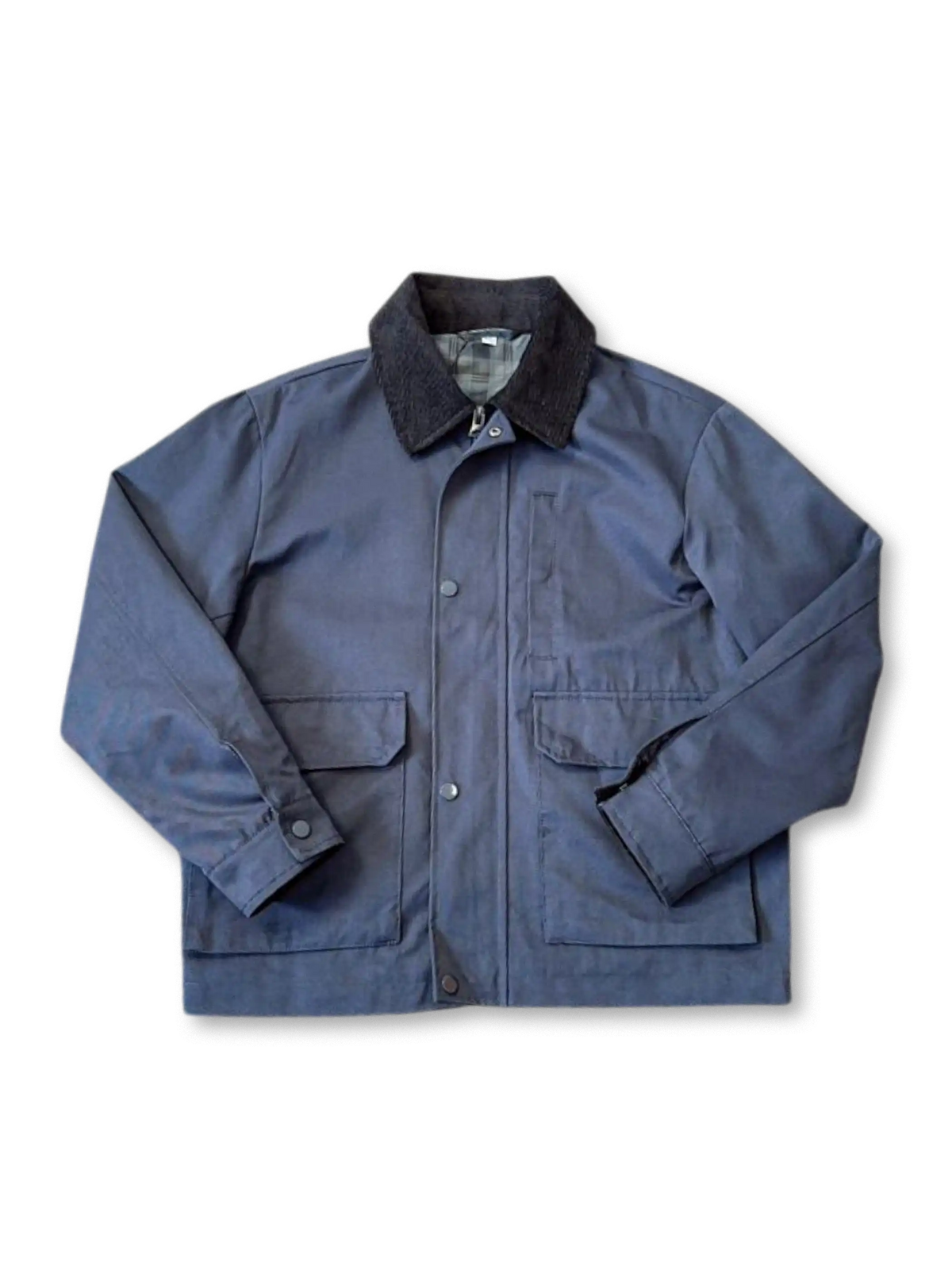 コーデュロイ襟とウォッシュド加工が特徴のバー風ワークジャケット。大容量ポケットとゆったりシルエットで快適。