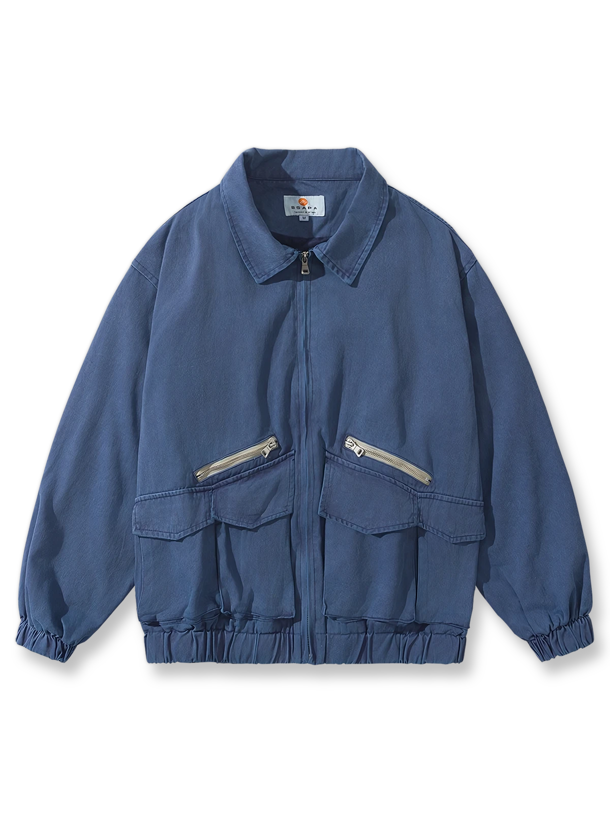 ウォッシュ加工と多彩なポケットが特徴のコットンワークジャケット。