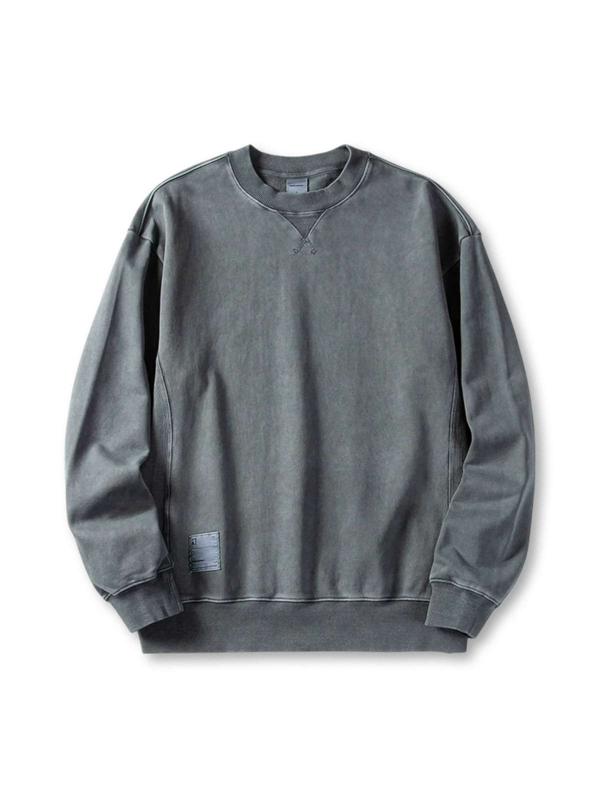 厚手裏毛生地とウォッシュ加工が特徴のヴィンテージ風クルーネックスウェット。ゆったりシルエットで重ね着に最適。