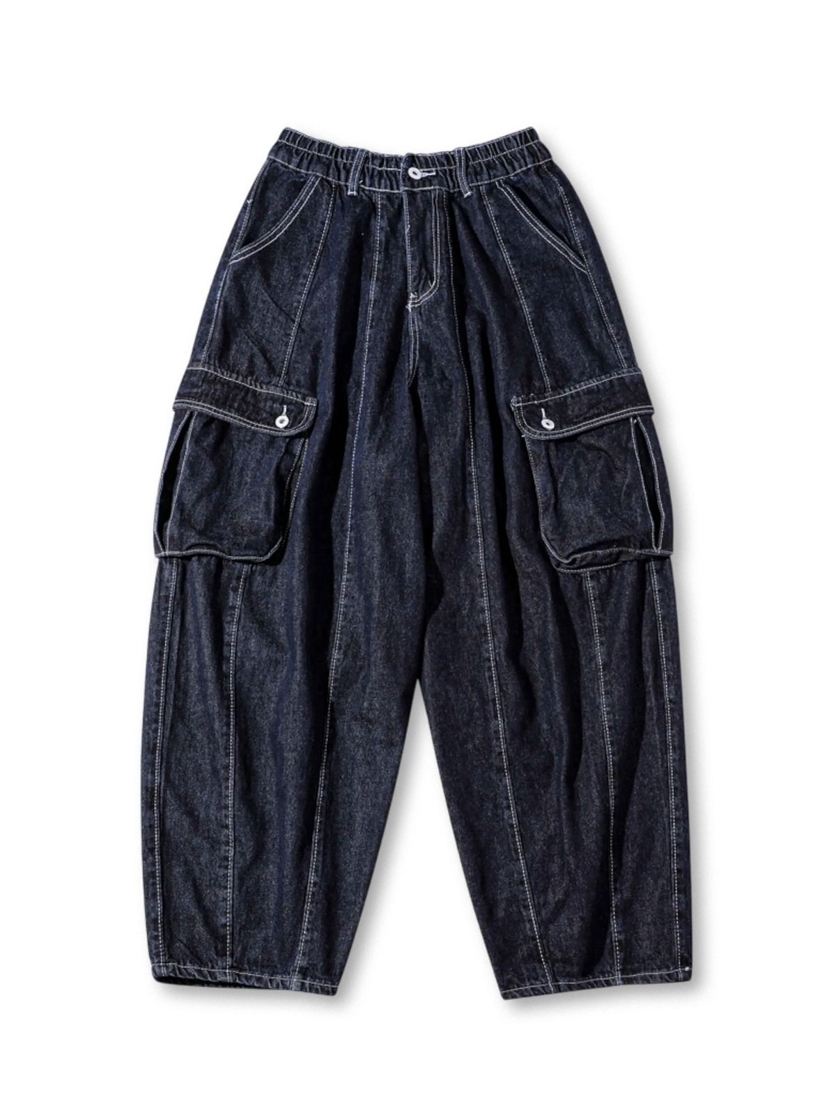 洗い加工が施された100%コットンデニム素材のワイドテーパードカーゴパンツ