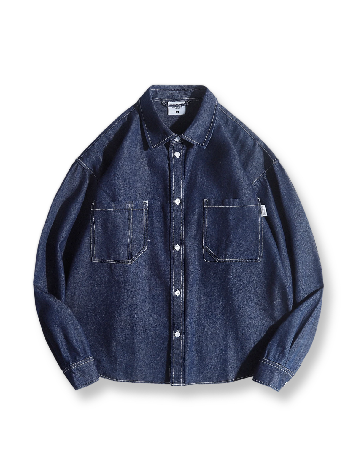 洗い加工を施したデニム長袖シャツのクローズアップ画像