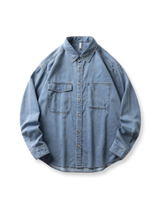 ダブルフラップポケットとウォッシュド加工が特徴の100%コットンデニム長袖シャツの全体像。