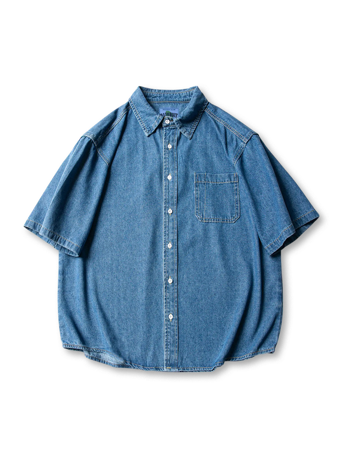 適度に洗い加工されたインディゴデニムのオープンカラーシャツ、リラックスしたシルエットが特徴