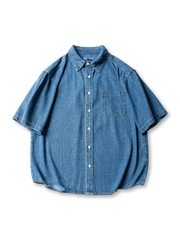 適度に洗い加工されたインディゴデニムのオープンカラーシャツ、リラックスしたシルエットが特徴