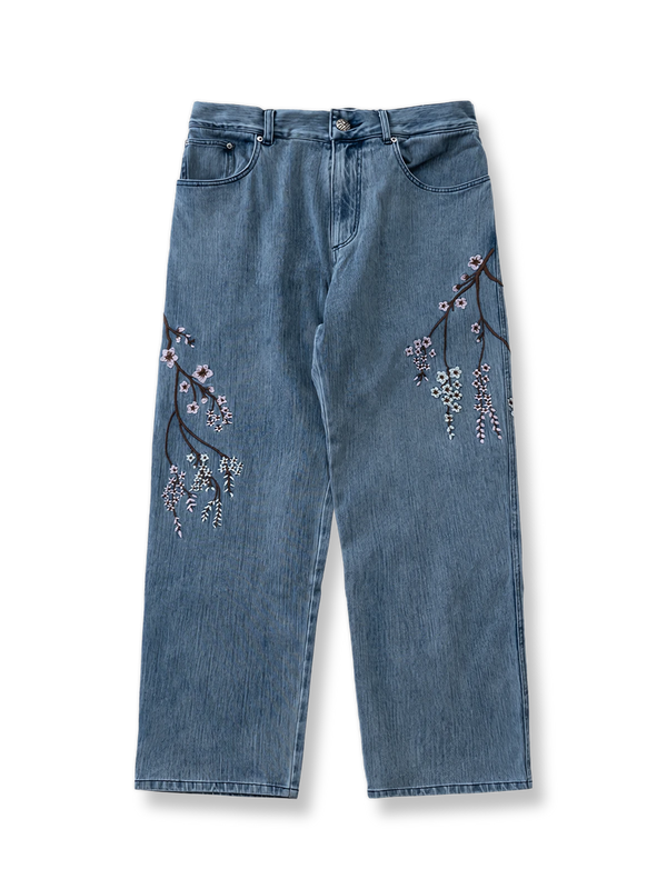 梅の刺繍が映えるウォッシュデニムパンツ。