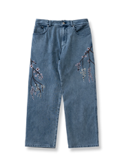 梅の刺繍が映えるウォッシュデニムパンツ。