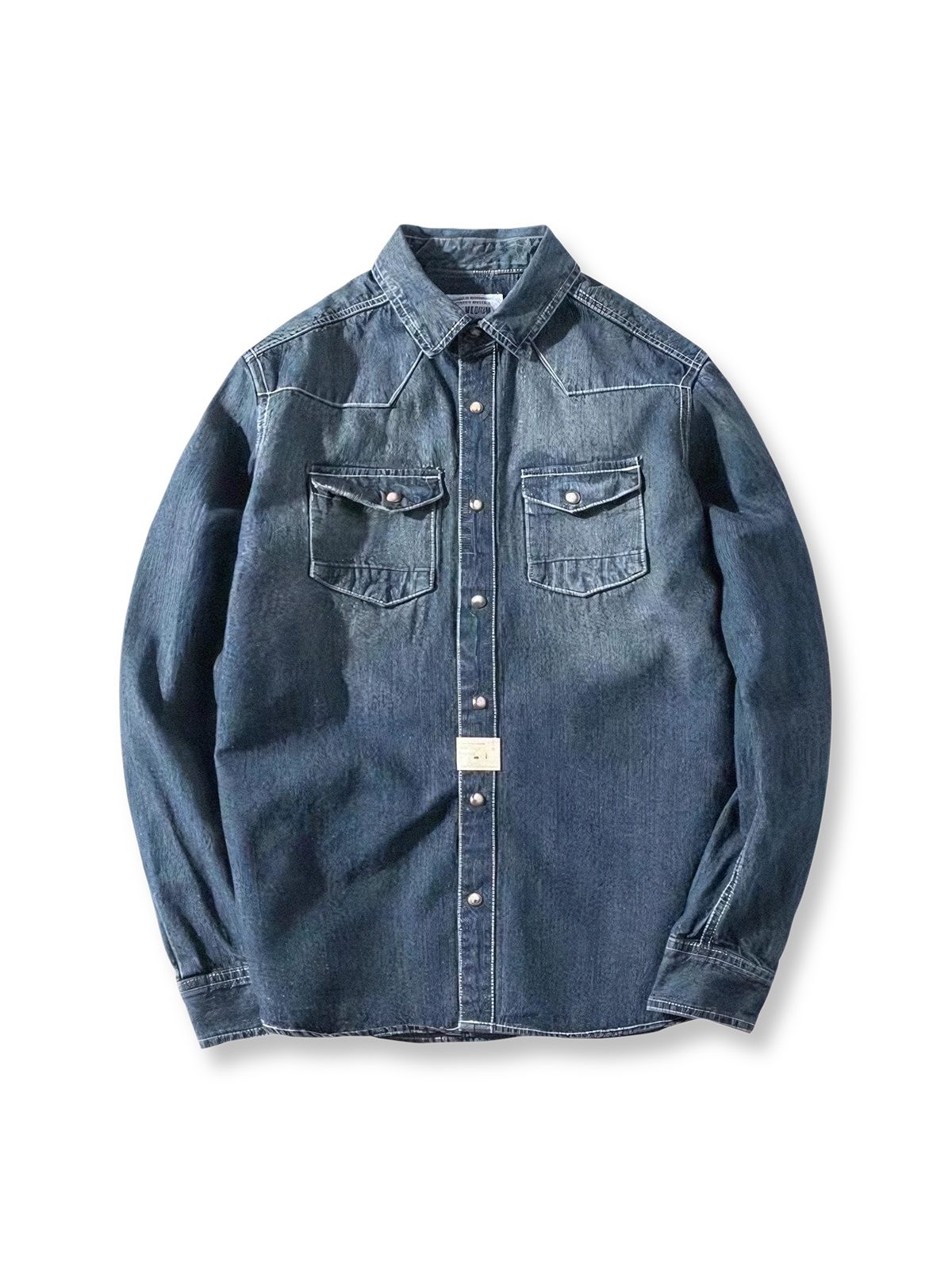 ウォッシュ加工されたデニムシャツジャケット。