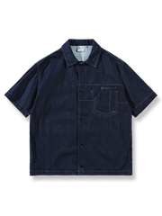 ウォッシュ加工と不規則ポケットデザインが特徴のデニム半袖シャツ。